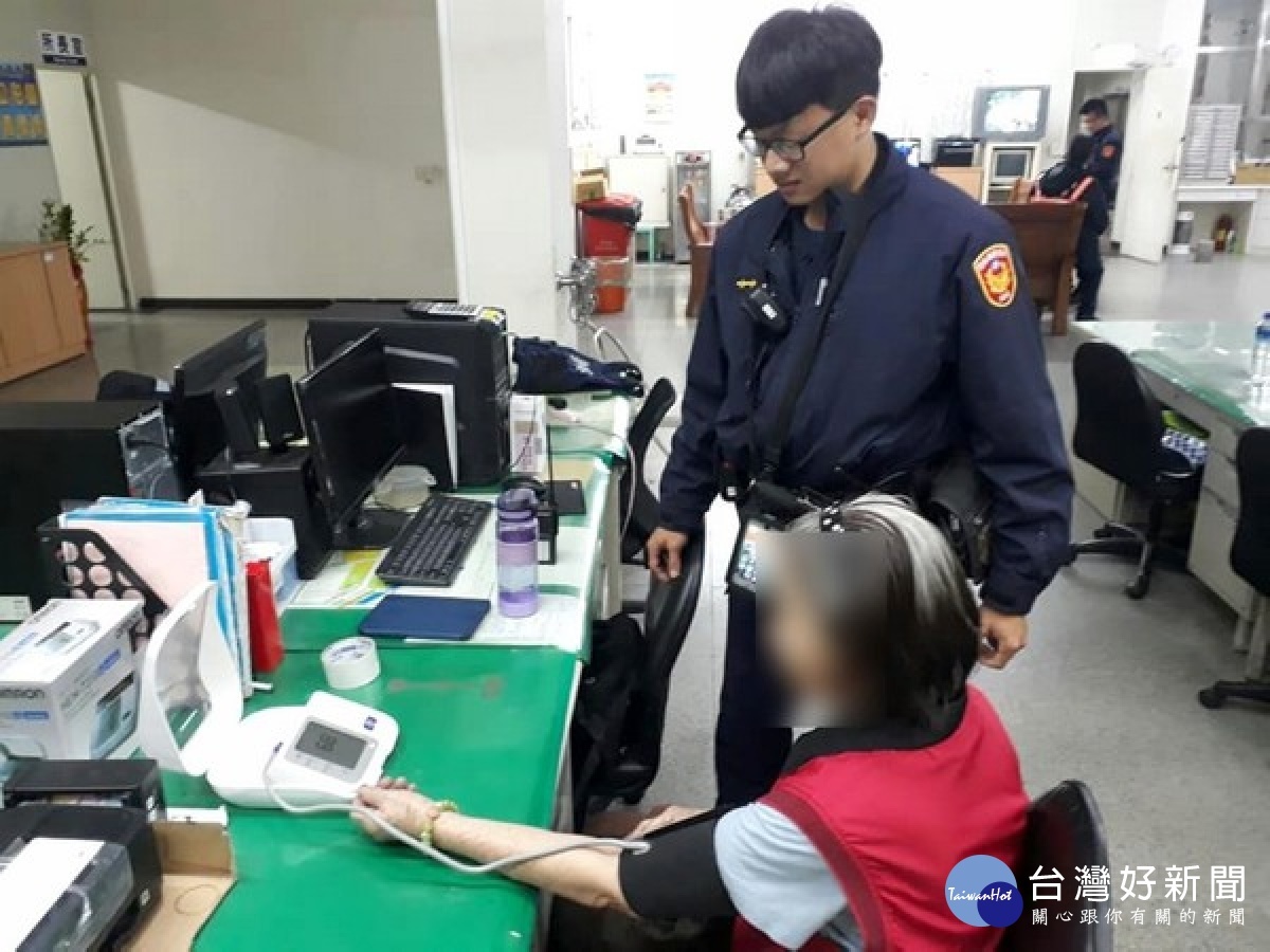 老婦憑藉2、30年前的記憶到臺西訪友尋親,因人事全非遍尋不著,臺西暖警積極協助與陪伴,聯繫家屬帶回團聚。