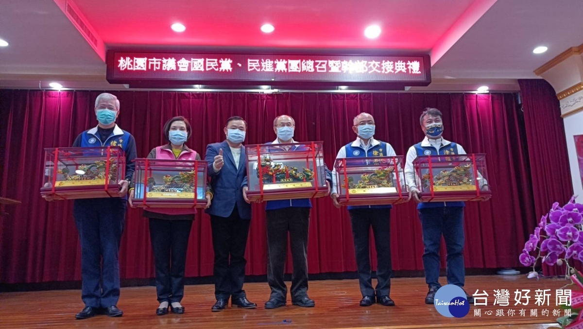 議長邱奕勝(左三)致贈國民黨團新任幹部紀念品。圖/國民黨團提供