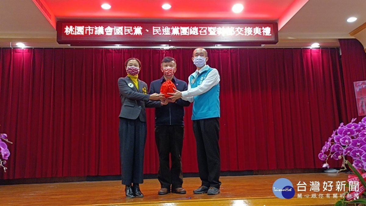 民進黨新卸任總召交接,由市黨部主委張火爐(中)監交,新任總召黃景熙(右)、卸任總召陳治文(左)。圖/國民黨團提供