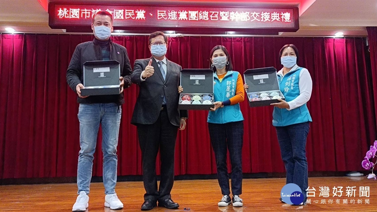 桃園市長鄭文燦(左二)致贈民進黨團新任幹部紀念品。圖/國民黨團提供