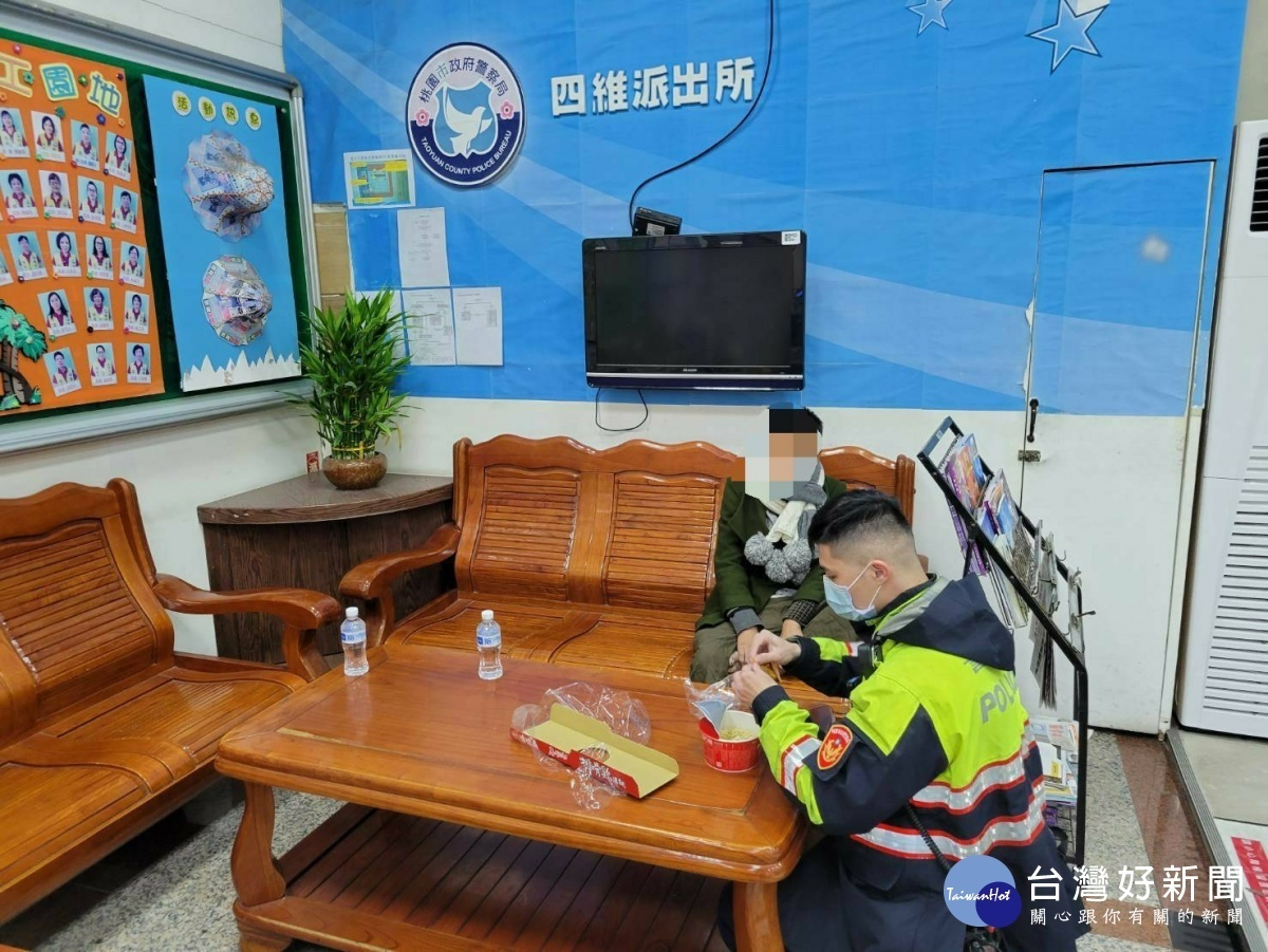 男農曆年前外出迷途,警方提供熱食充飢協助返家