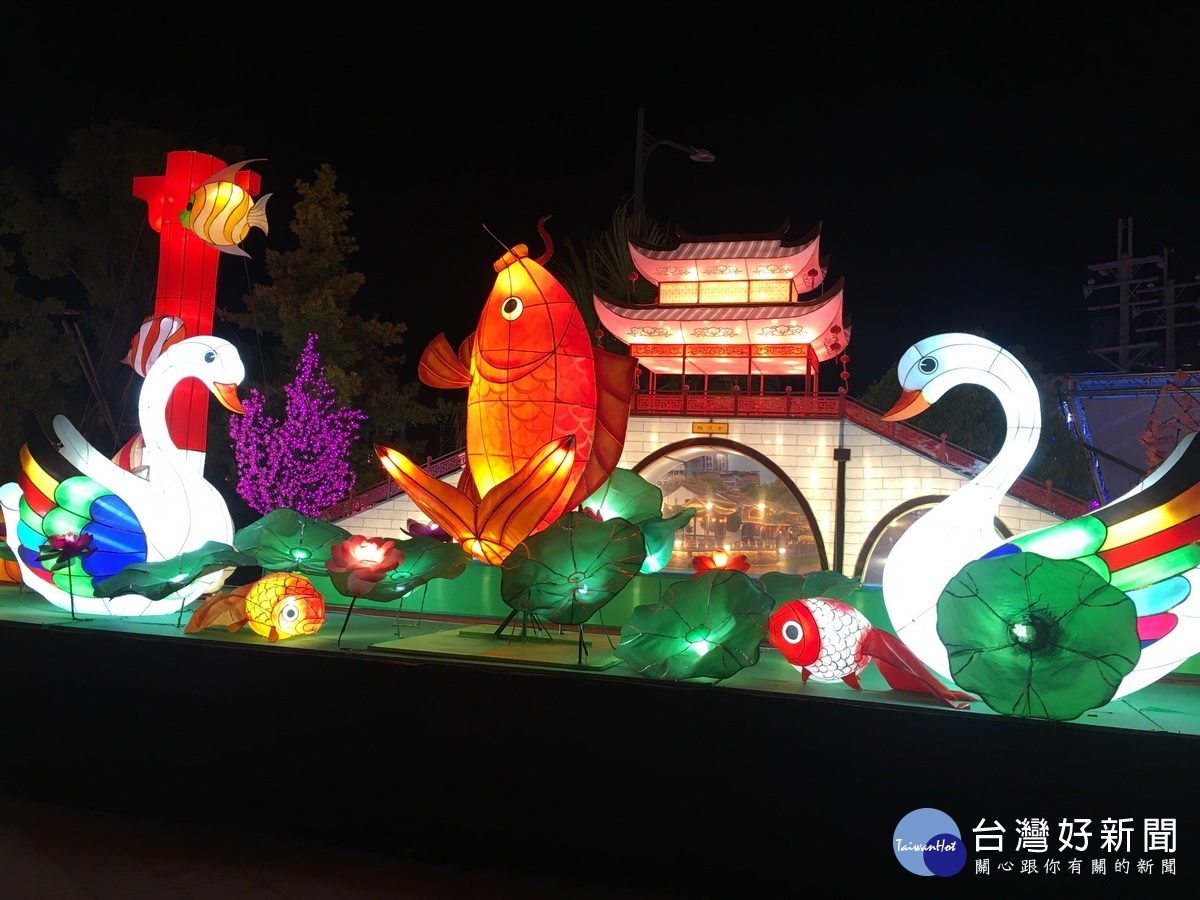 浙江海寧燈也亮燈迎賓。(記者扶小萍攝)