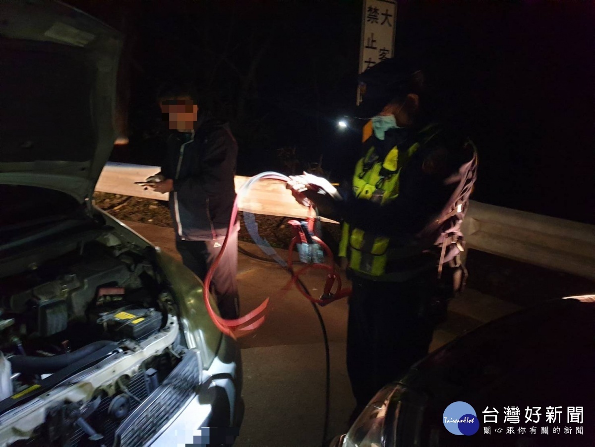 警方以巡邏車電瓶接線供車輛接電，協助陳民將車輛發動，讓其能順利返家