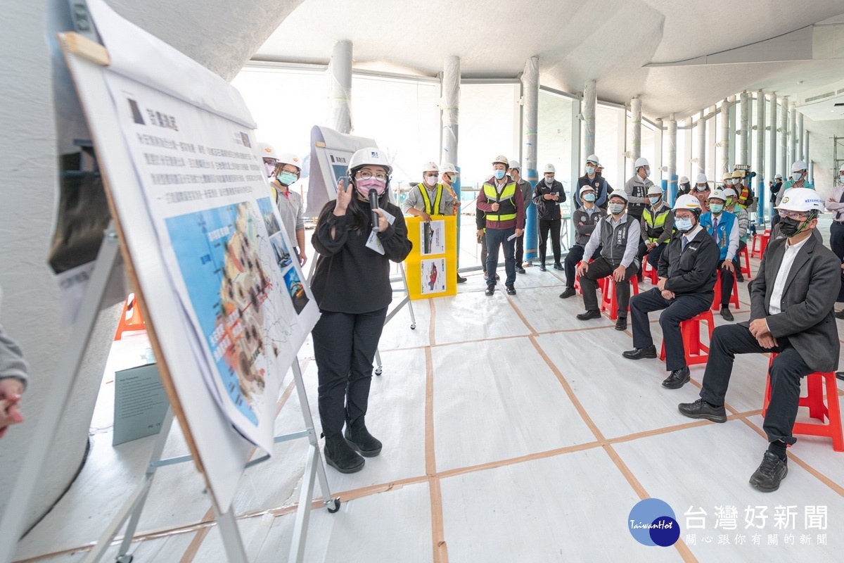 客委會主委楊長鎮、桃園市長鄭文燦聽取永安海螺文化體驗園區工程進度簡報。