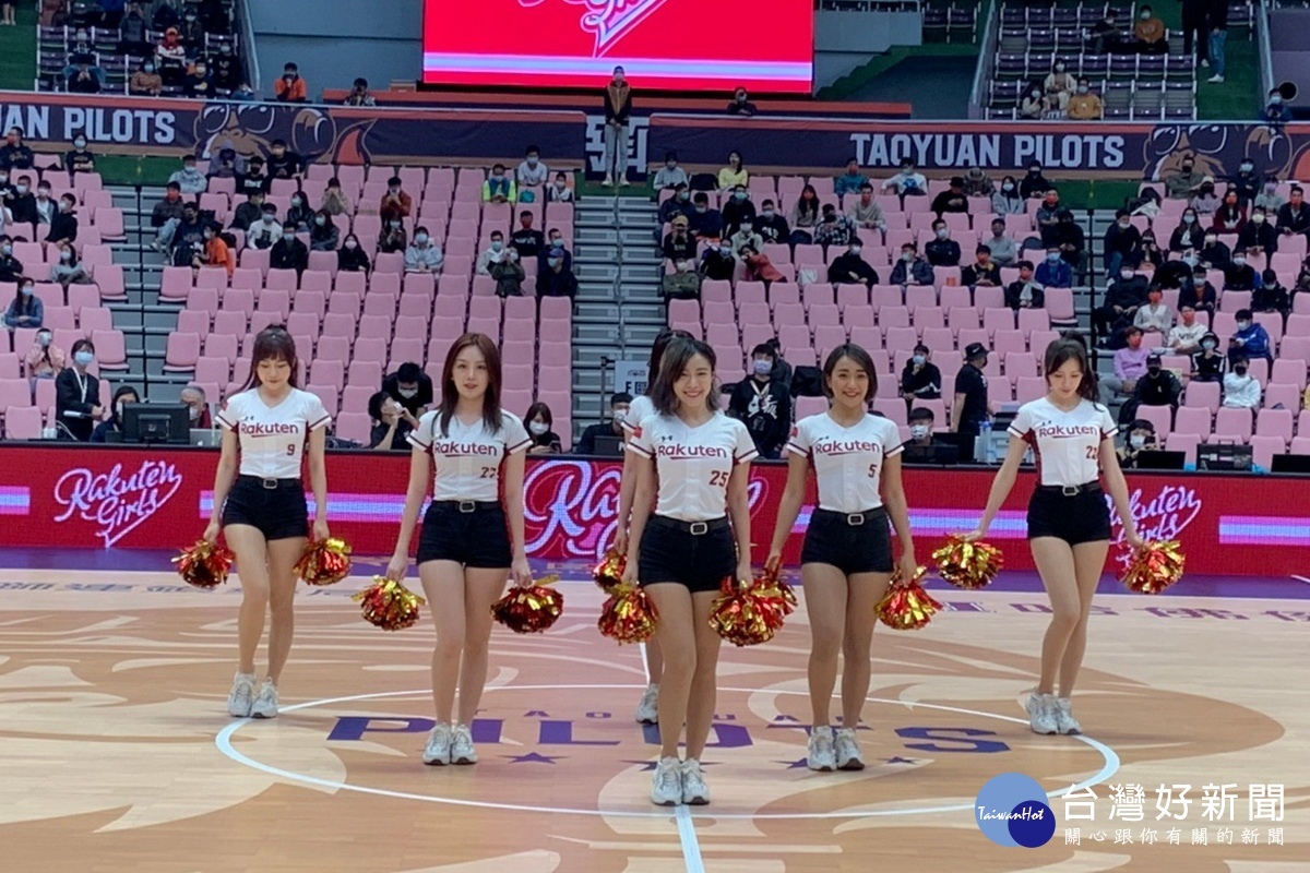 P.League+ 桃園領航猿主場例行賽前啦啦進行表演。