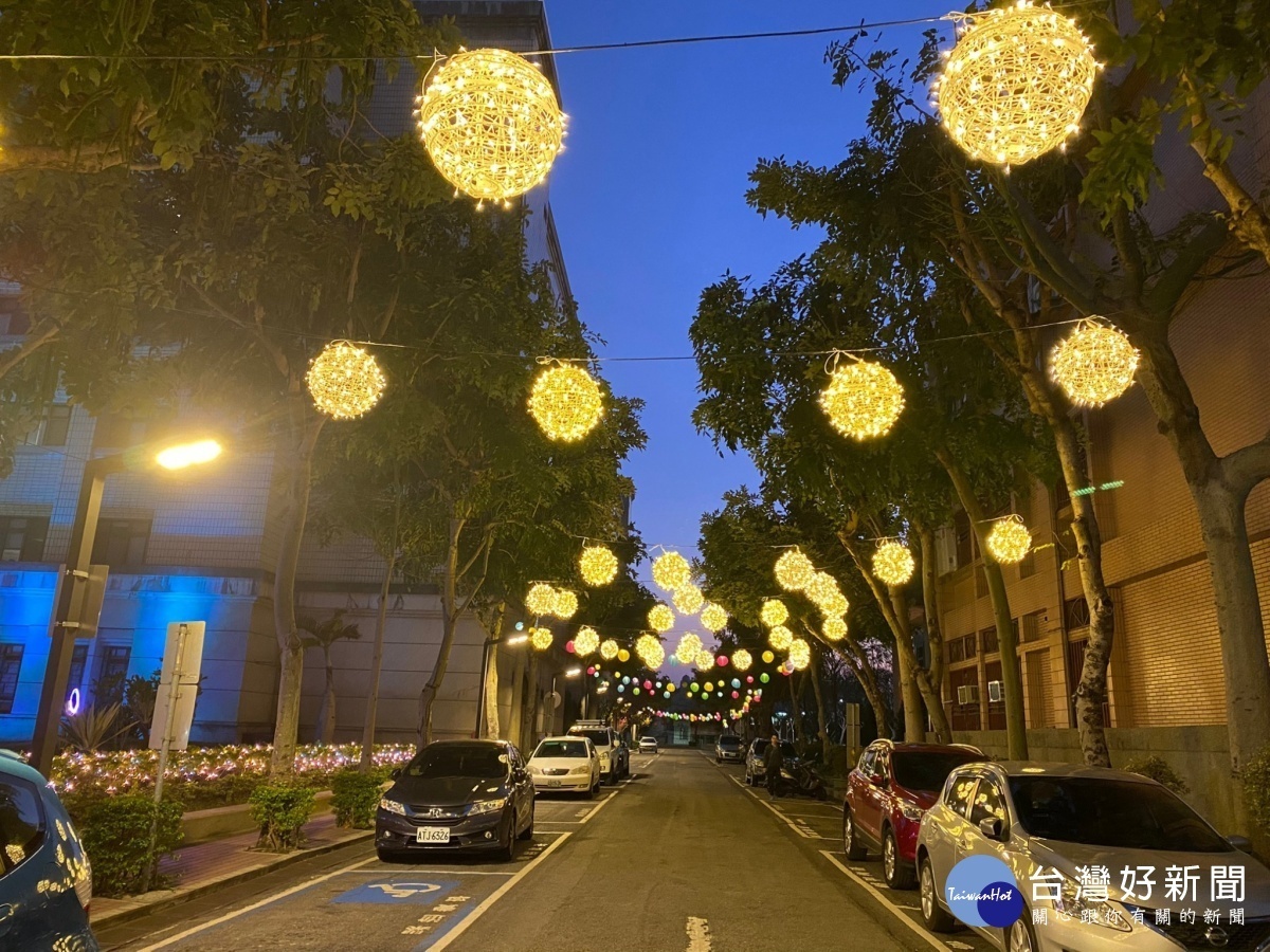 周邊道路搭配繽紛色的燈籠及璀璨金色燈球佈置