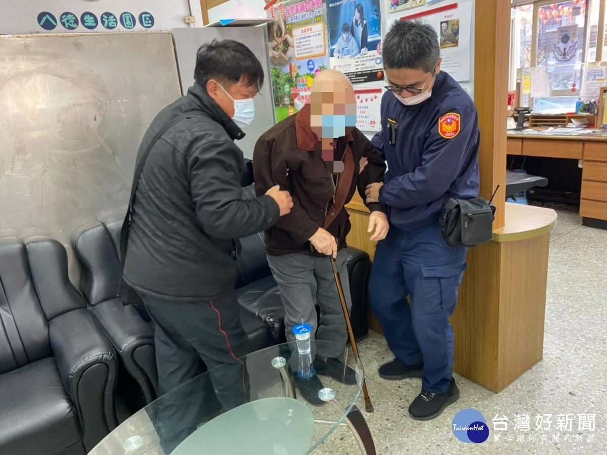 9旬老翁外出迷途,警與熱心民眾助返家