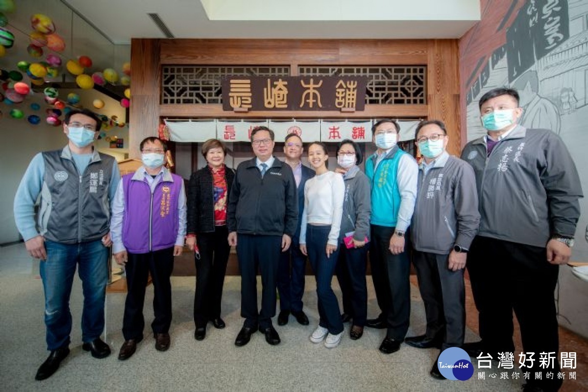 市長與貴賓們在金格卡司‧蒂菈樂園合影