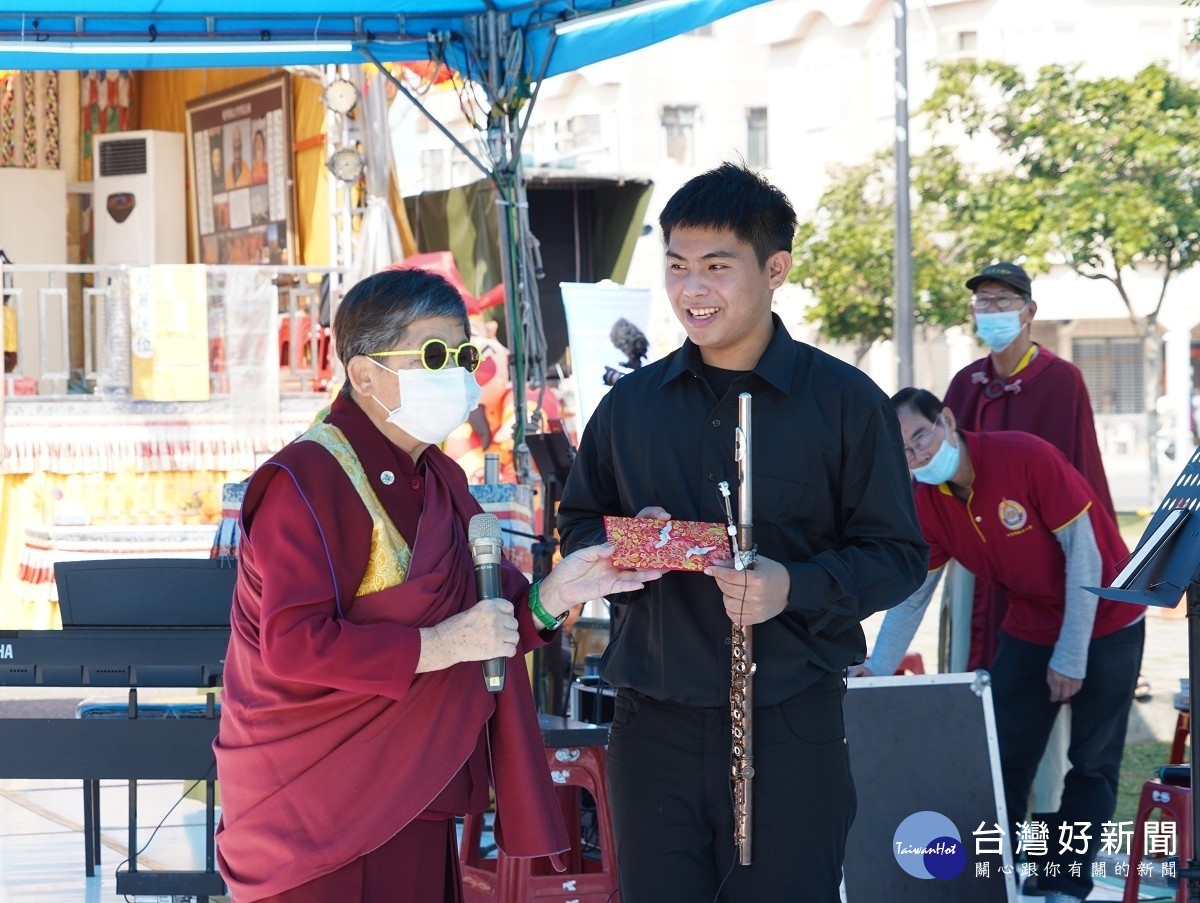 行動佛殿124站嘉義布袋漁港，彰化藝術高中郭帛紘同學長笛演奏，該會執行長陳和慧代表該會致贈獎學金鼓勵郭同學更上一層樓