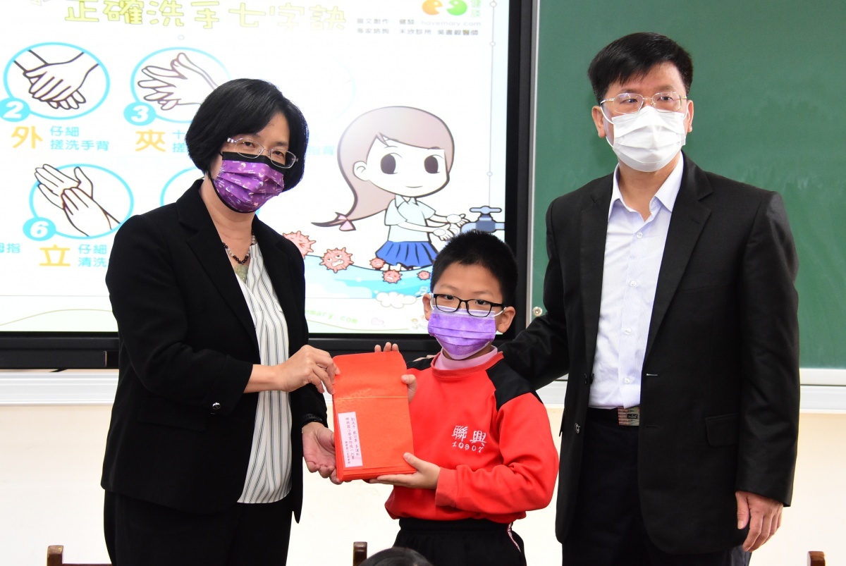 縣長王惠美到校關心校園防疫並頒發防疫紅包。