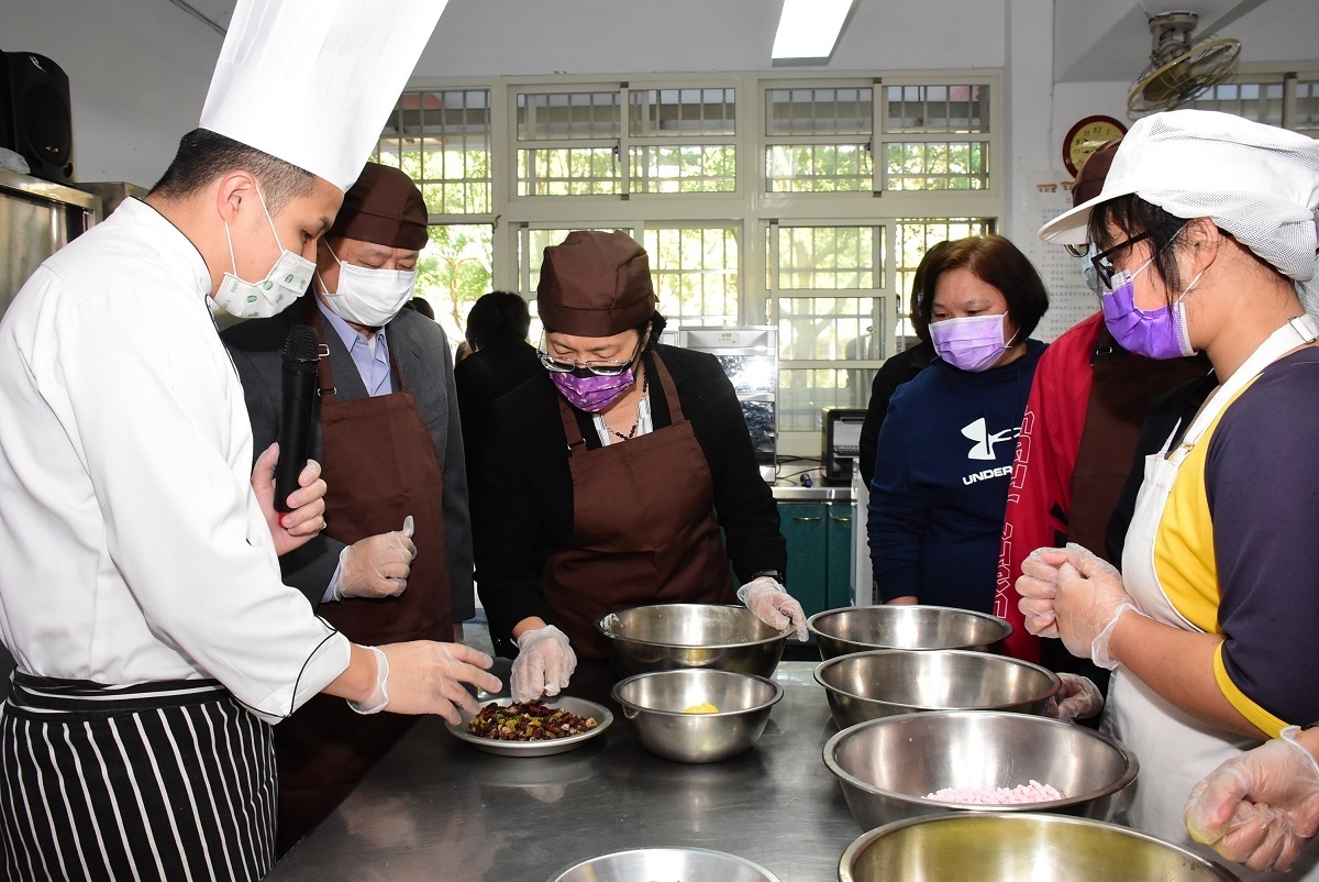縣長王惠美今日到校關心校園防疫時，製作防疫餅乾。