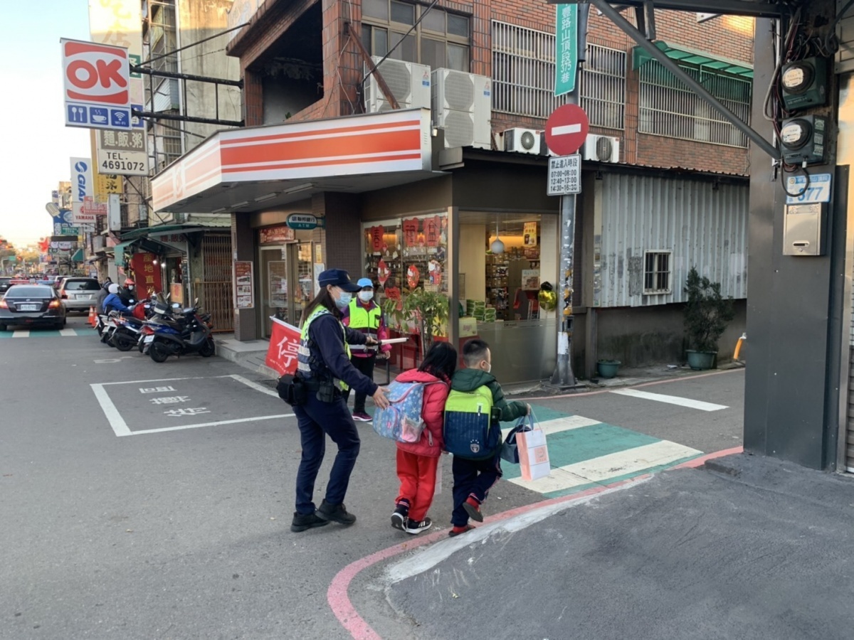 結束延長寒假,平鎮警加強護童專案勤務