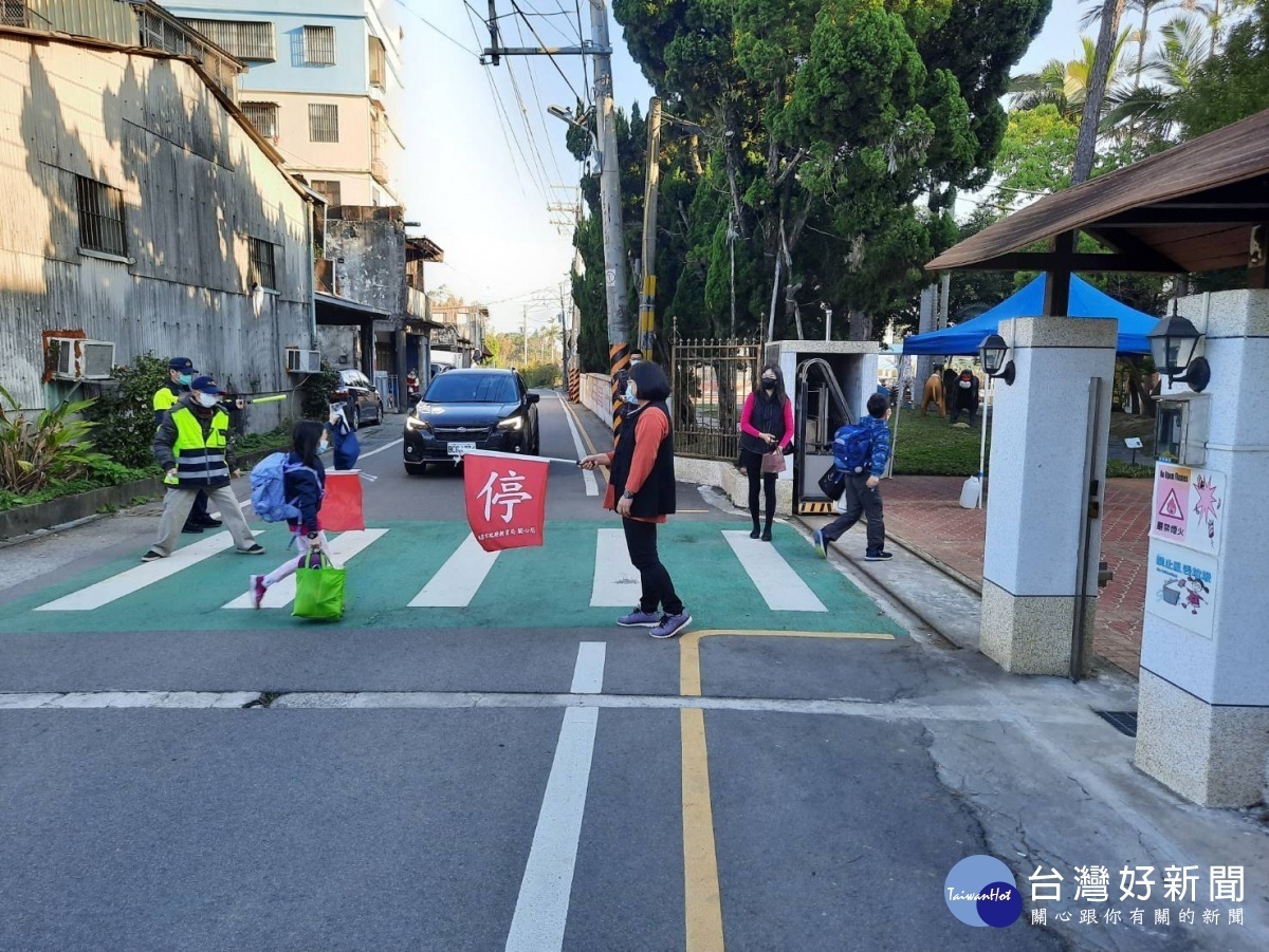 大溪分局派警力在轄內各中小學的學校門口及周邊疏導交通