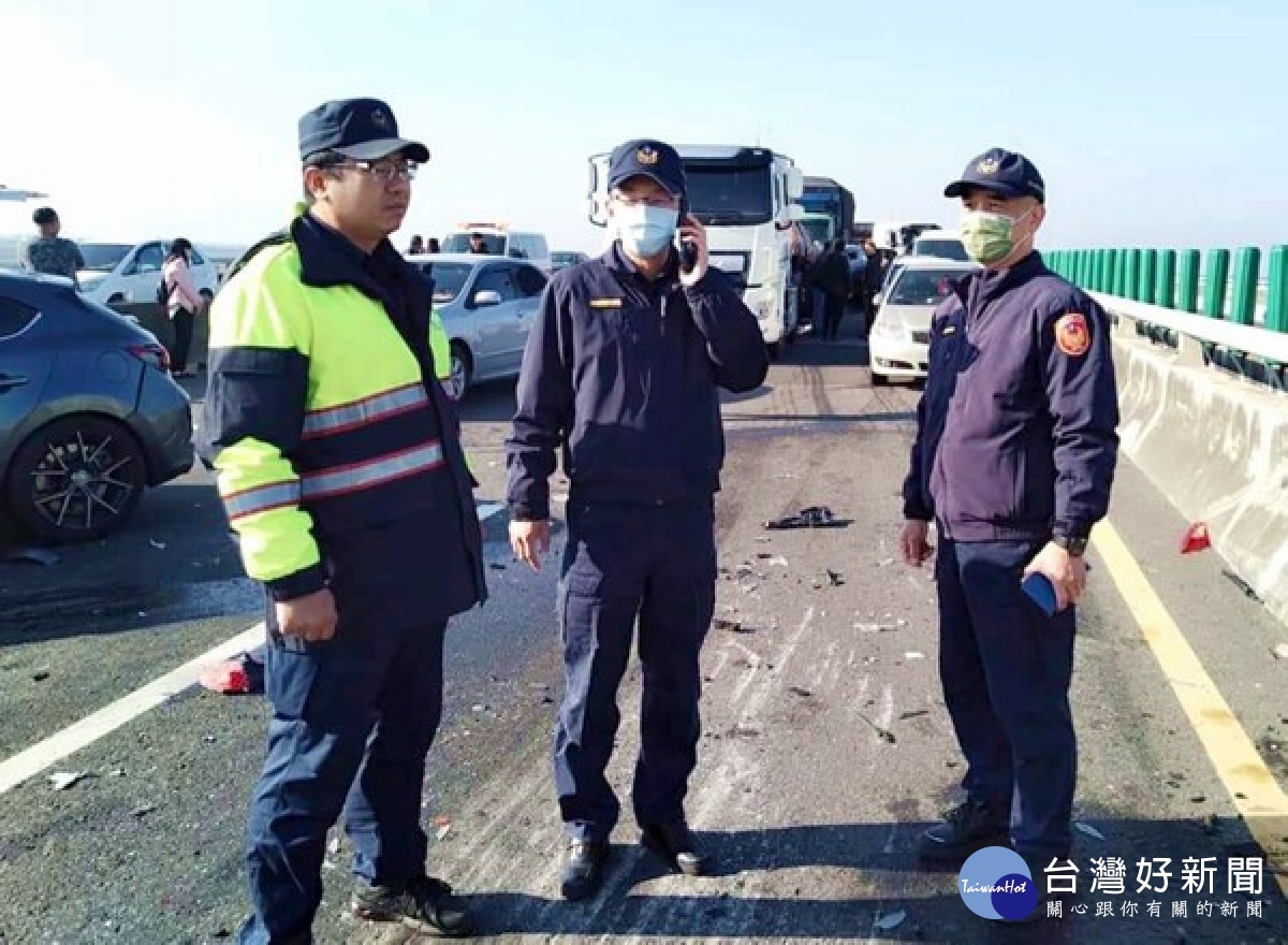 台61快速道路北上255.7公里21日上午發生20輛車連環追撞的嚴重意外事故,導致2人死亡8人受傷送醫。