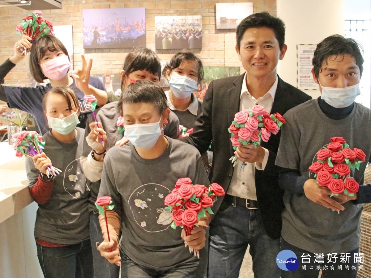 婕樂纖創辦人呂世博(右2)和憨兒親密互動,回饋社會不於餘力。
