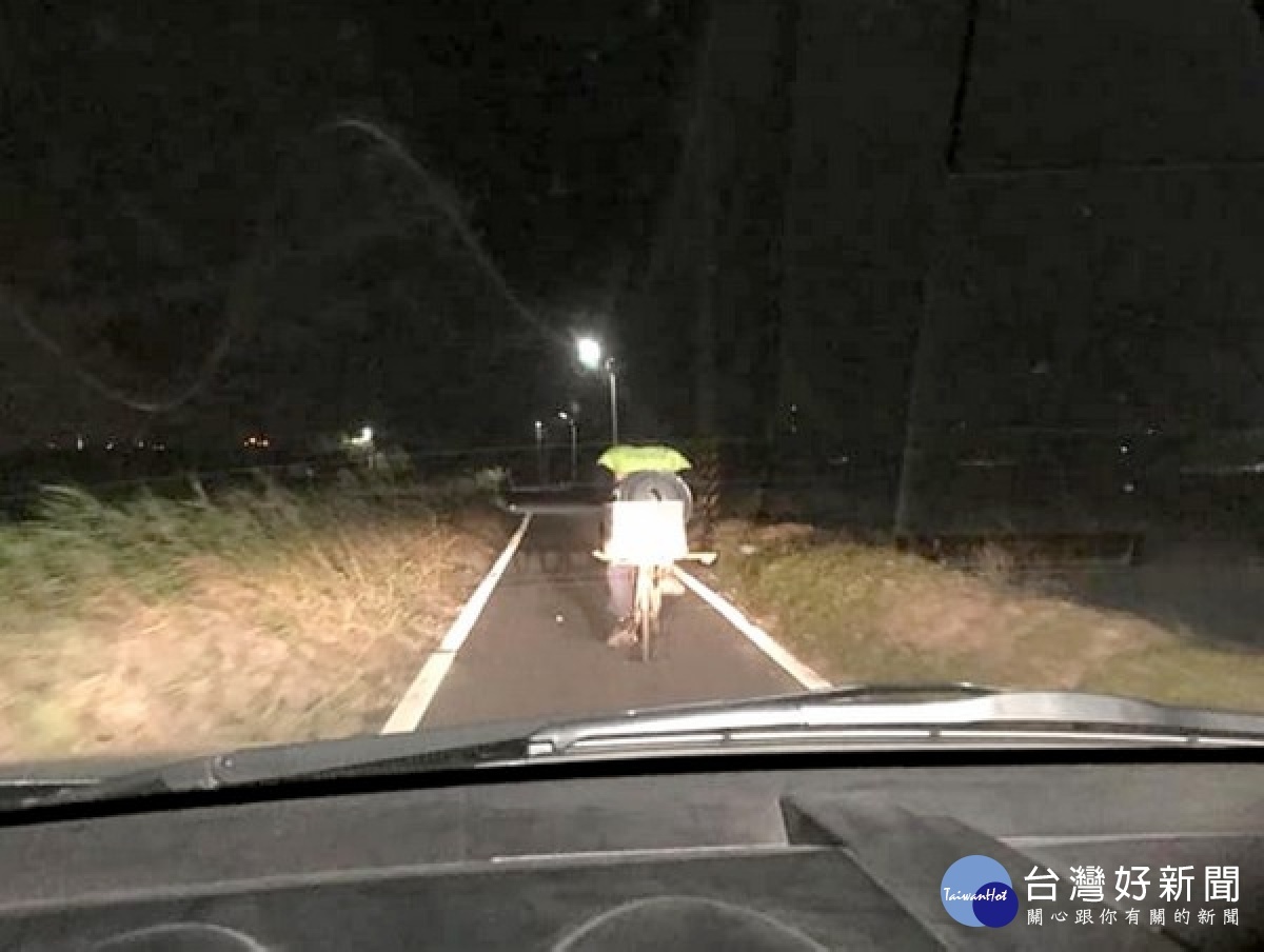 老翁在寒夜裡因體力不支蹲坐在路旁草堆中,橋頭警方獲報前往,以警車載送返家,為讓老翁安心,員警亦協助將騎腳踏車騎回家。