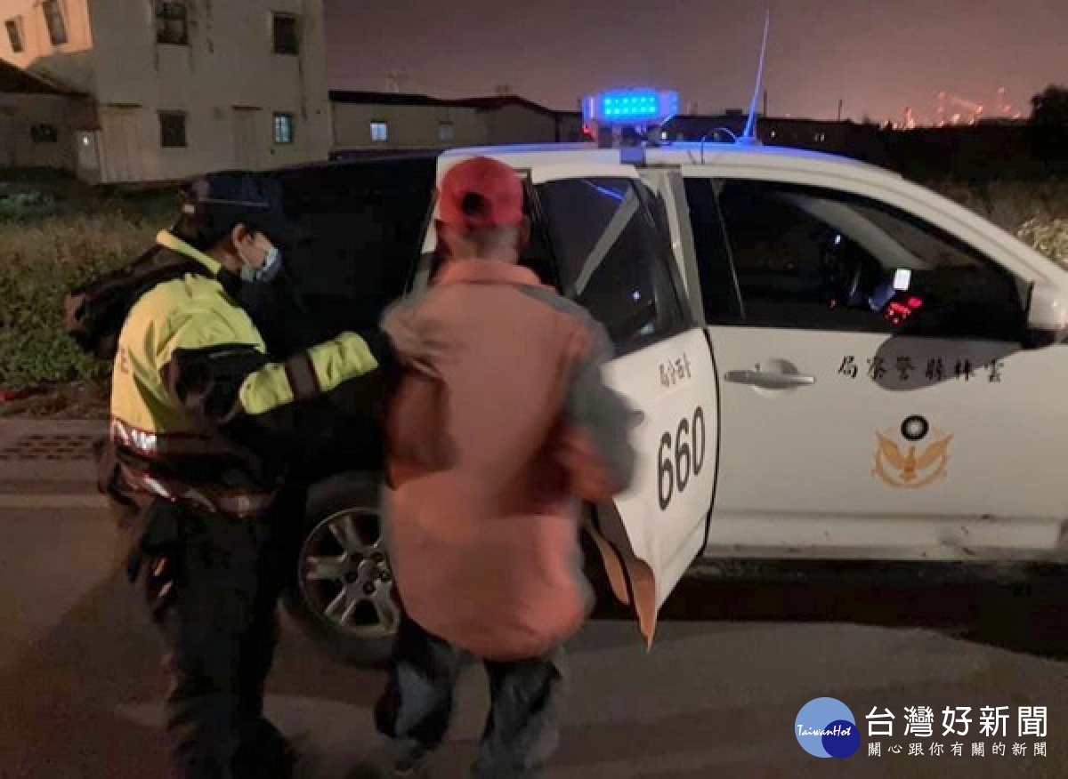 老翁在寒夜裡因體力不支蹲坐在路旁草堆中,橋頭警方獲報前往,以警車載送返家,為讓老翁安心,員警亦協助將騎腳踏車騎回家。