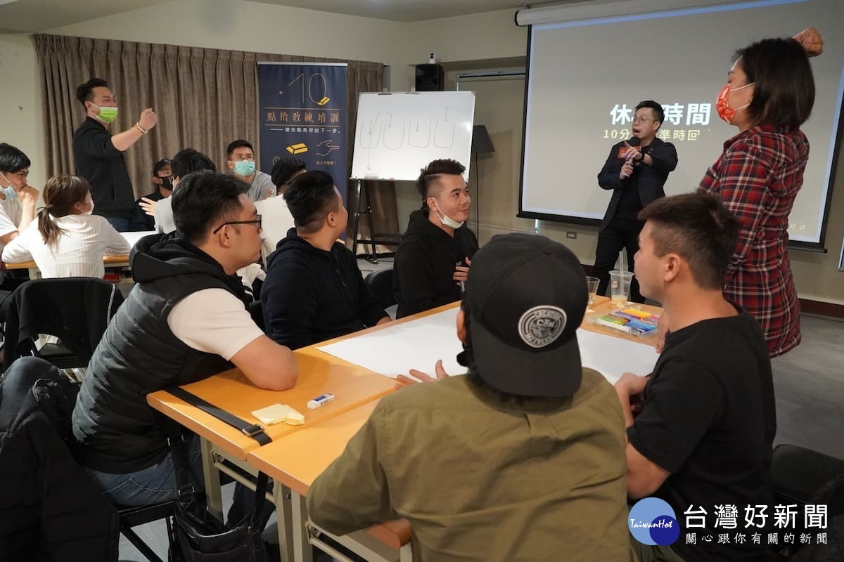 互動式學習討論,將理論實際運用於企業中。(圖/點拾教練)
