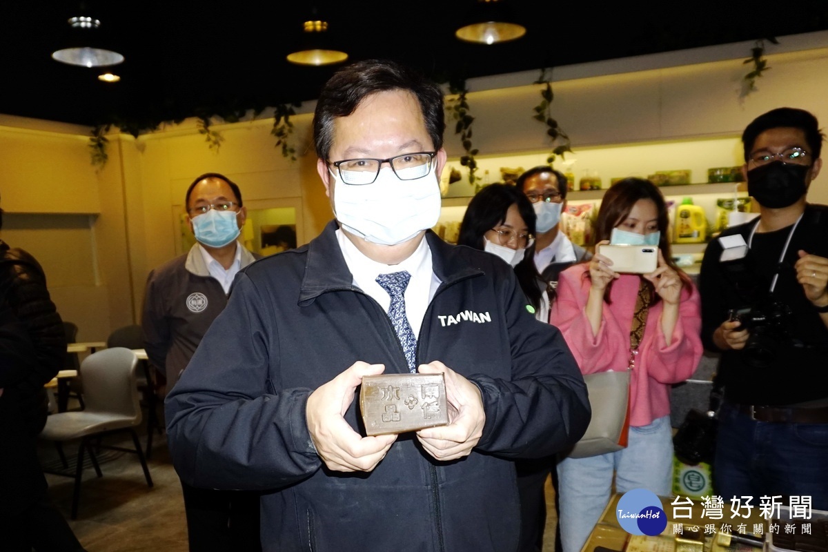 桃園市長鄭文燦行銷桃園觀光工廠，展示親手以古早打印方式製成的南僑水晶肥皂。