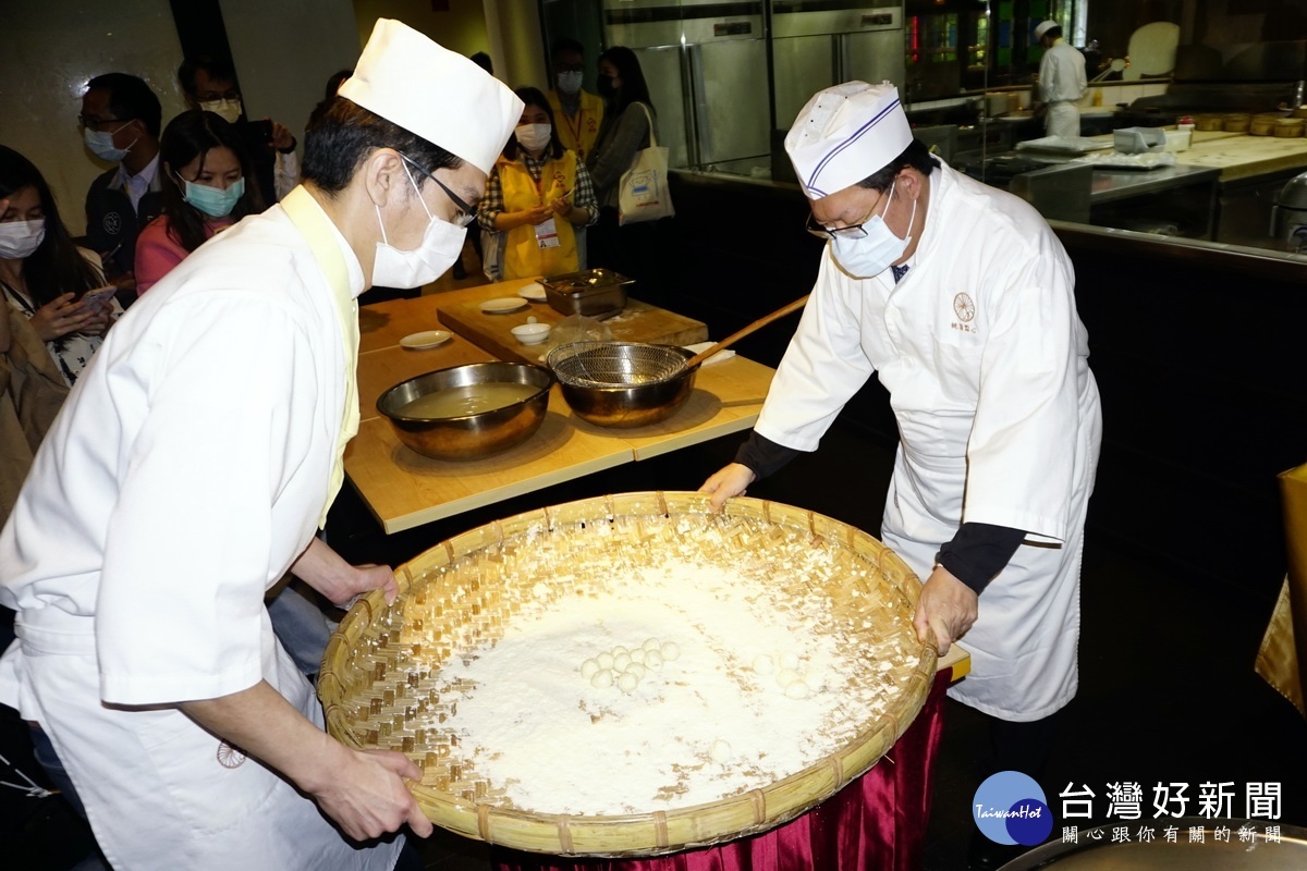 桃園市長鄭文燦行銷桃園觀光工廠，和廚師一起以搖篩方式製作傳統湯圓。