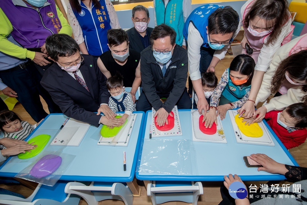 桃園市長鄭文燦於蘆竹興仁托嬰中心開幕活動中和孩子們互動。