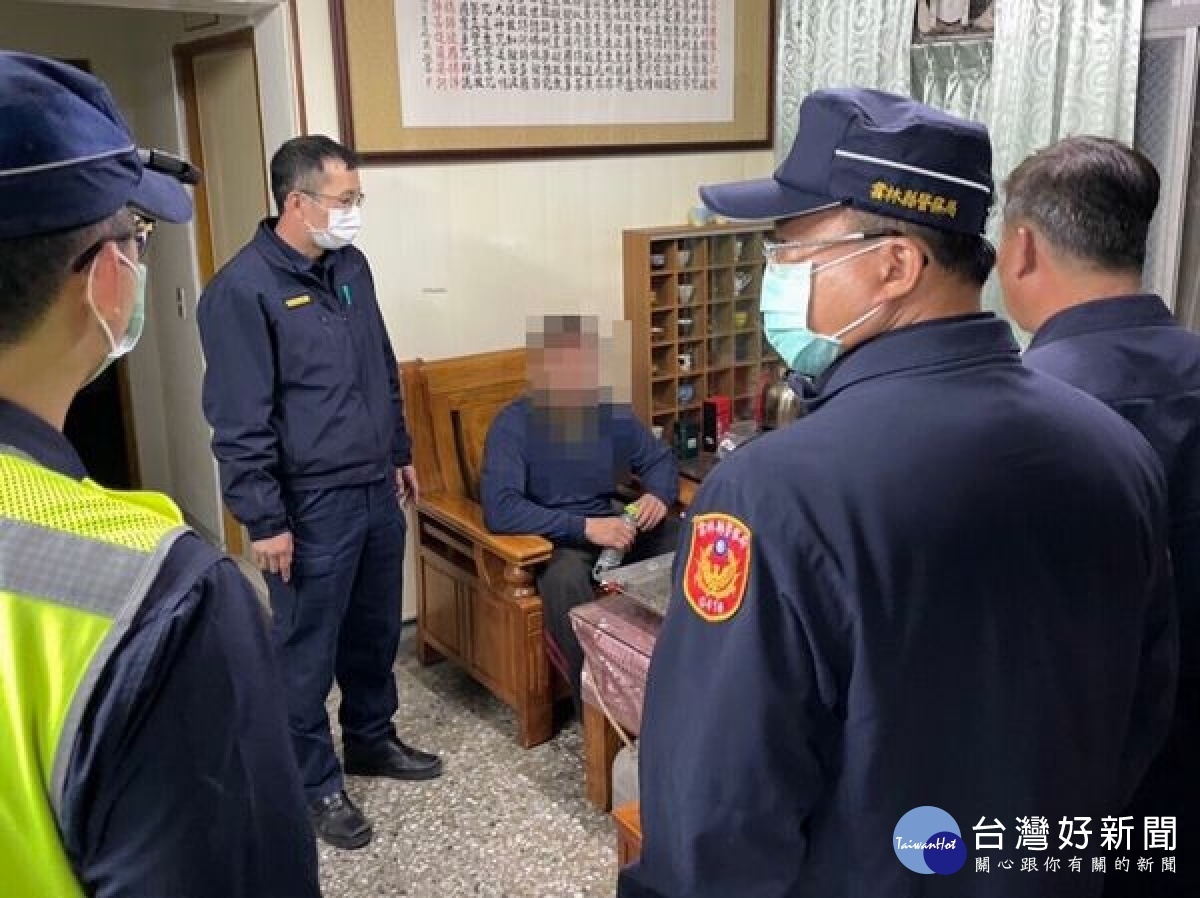 北港警方秉持同理心，於短時間內平安尋獲失聯的精障男子，分局長顏偉丞給予高度肯定，立即頒發破案茶嘉勉及鼓勵協尋有功人員。