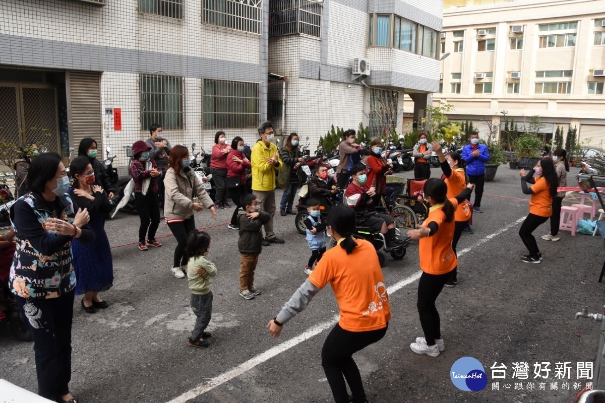 現場所有與會者以歡樂帶動唱《耶穌喜歡世上所有小孩》，熱鬧拉開活動序幕。