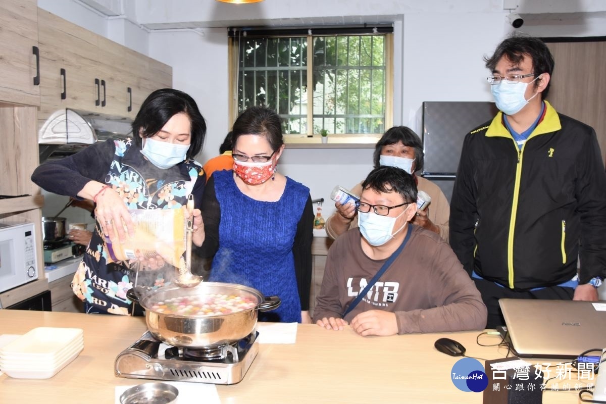 王蘭心處長（左一）、詹麗珠博士（左二）和身障同儕支持員為大家煮湯圓。
