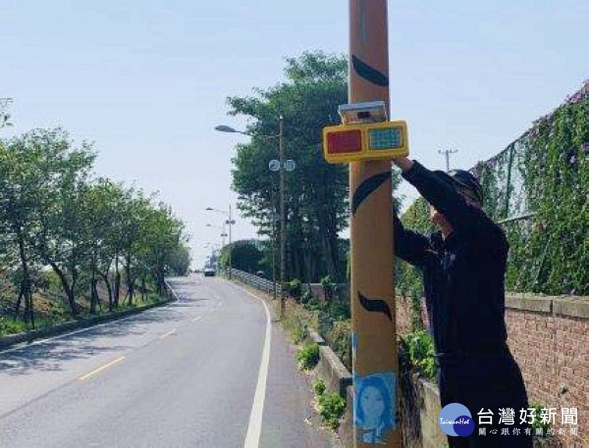 防汛道彎彎曲曲、夜間照明不足又無紅綠燈,車輛搶快行駛易造成交通事故,警方增設爆閃燈,強化夜間警示作用。