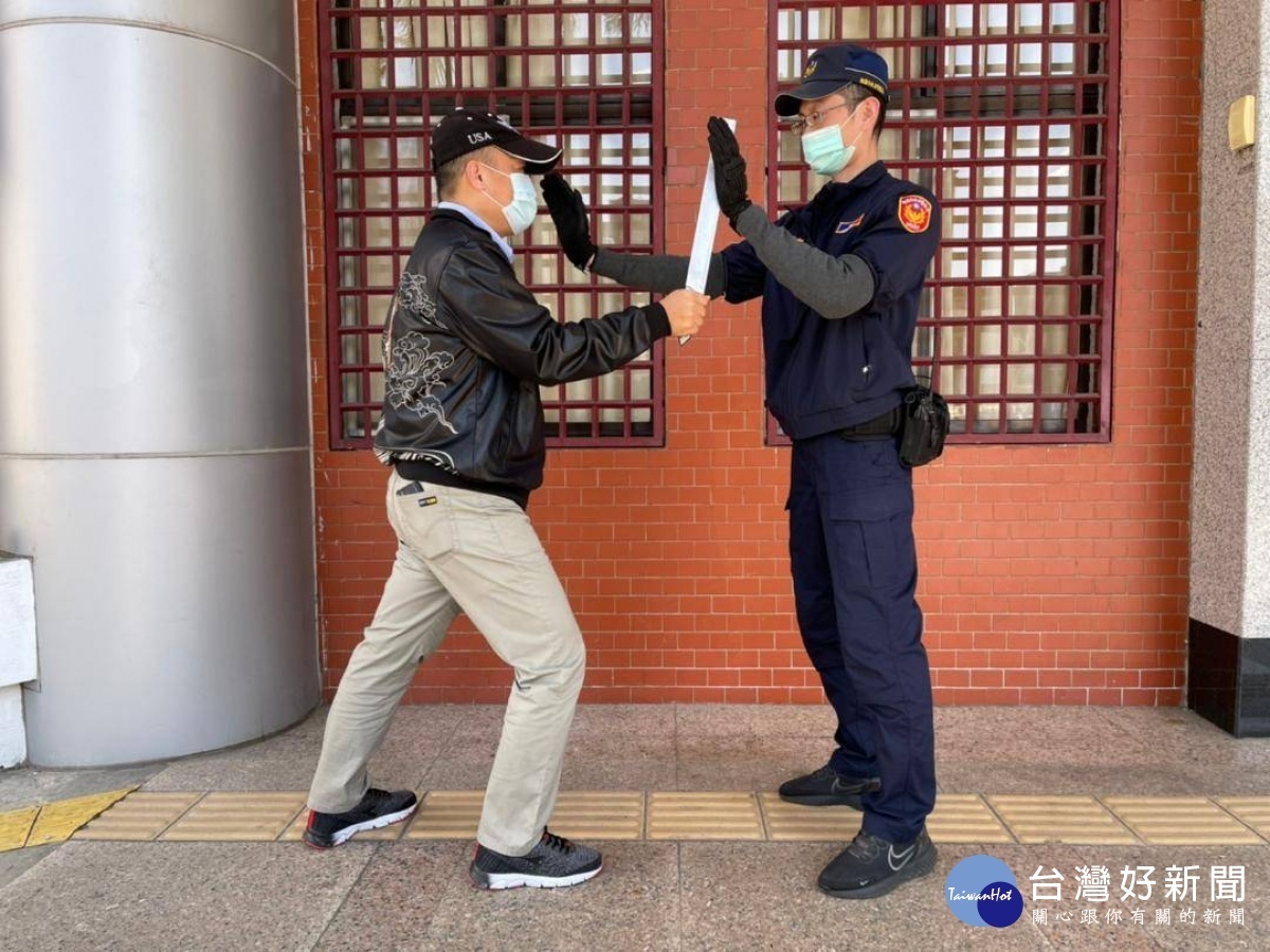 市警局每位外勤同仁各一雙「防割手套」及「防割袖套」，讓第一線執勤同仁增進執勤安全