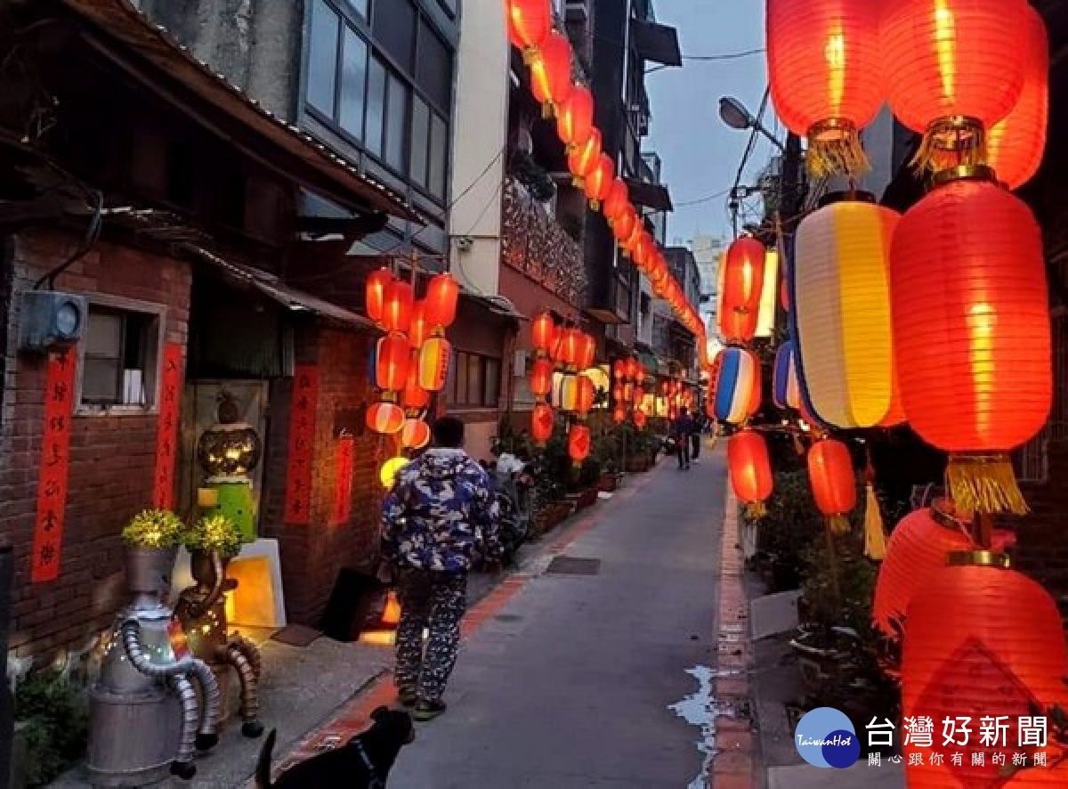 燈會原鄉北港正式啟燈，邀請全國民眾由顏思齊紀念碑經巷弄老街至水道頭文化園區，穿梭於街區巷弄之「時光蘊河」，發掘在地特色。