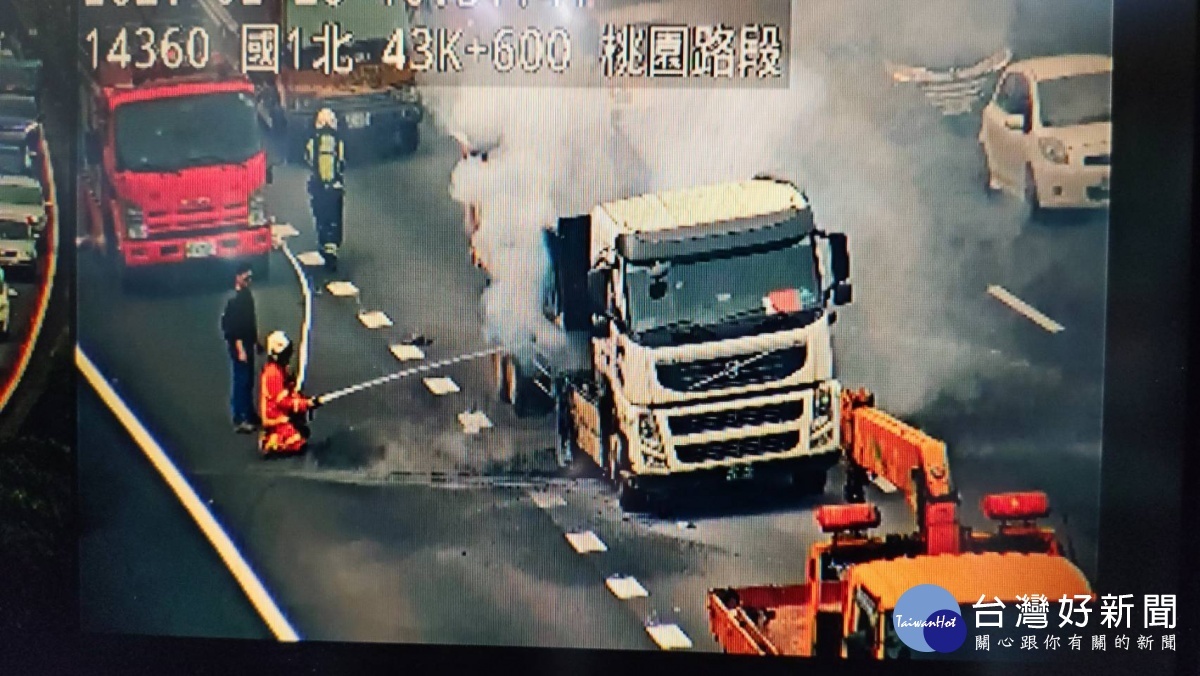 警消搶救高速公路國道1號北向林口路段車火燒車