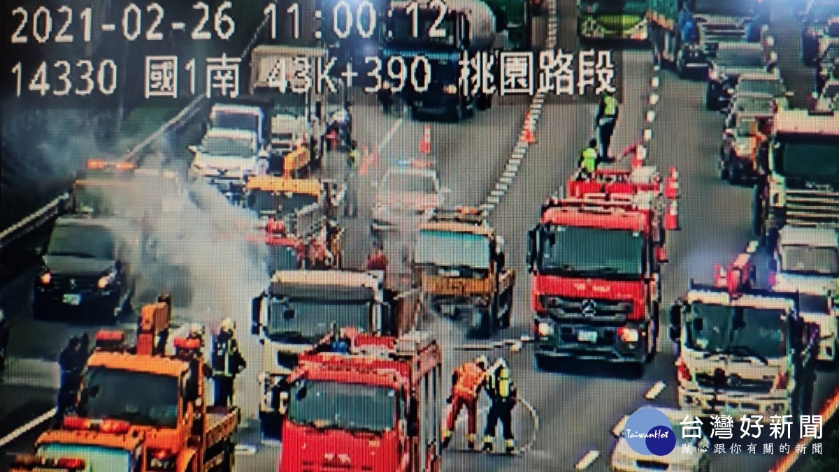 警消搶救高速公路國道1號北向林口路段車火燒車