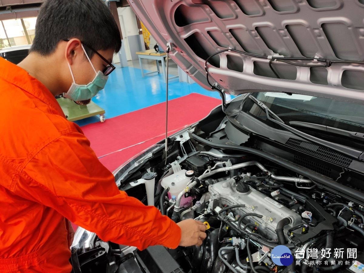 國瑞汽車公司贈送建國科大一部國內月銷6000輛神車為機械工程系師生添實力。圖／記者鄧富珍攝