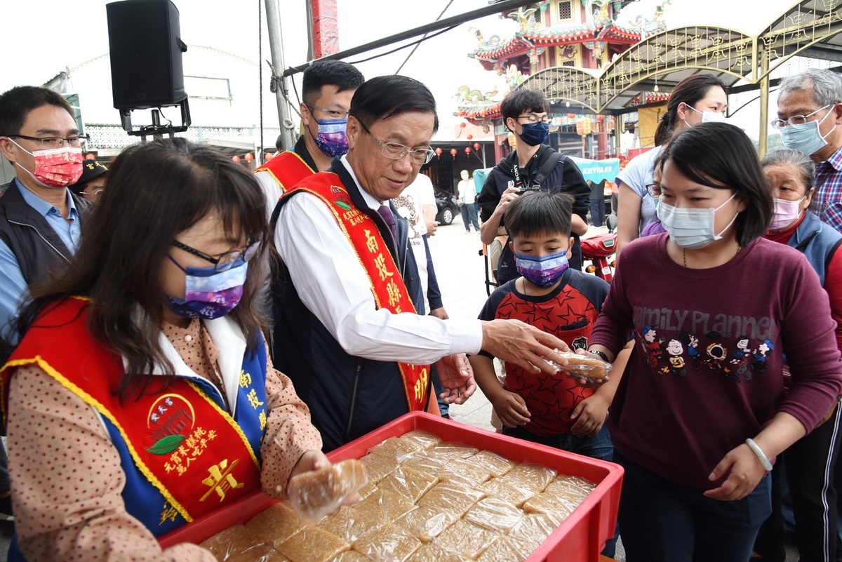 現場發送小份米糕桃給信眾。(縣府提供)