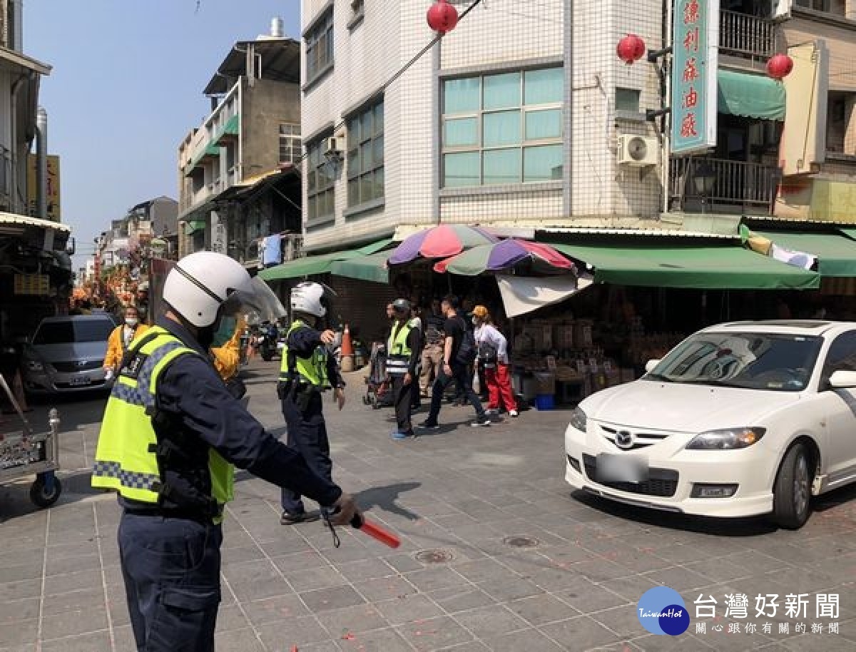 北港警方因應廟會活動及燈會期間，加強協助交通疏導及安全維護工作，亦宣導用路安全觀念及取締重大違規。