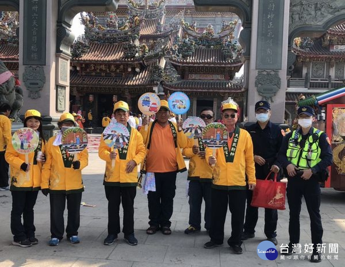 北港警方因應廟會活動及燈會期間，加強協助交通疏導及安全維護工作，亦宣導用路安全觀念及取締重大違規。