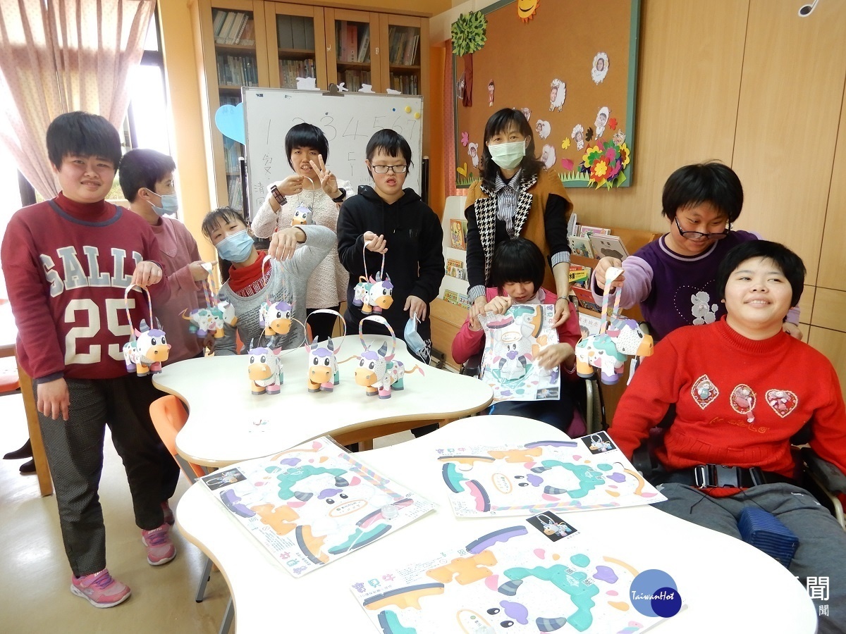 元宵節矽品陪伴喜憨兒手作燈籠 體驗樂趣和動手DIY的成就感