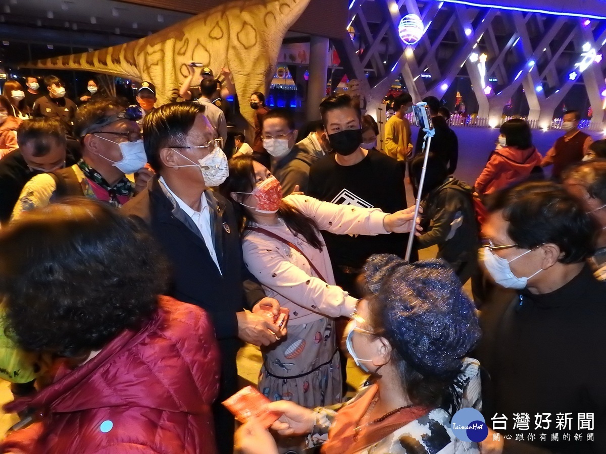 民眾歡喜與林縣長合影。(縣府提供)