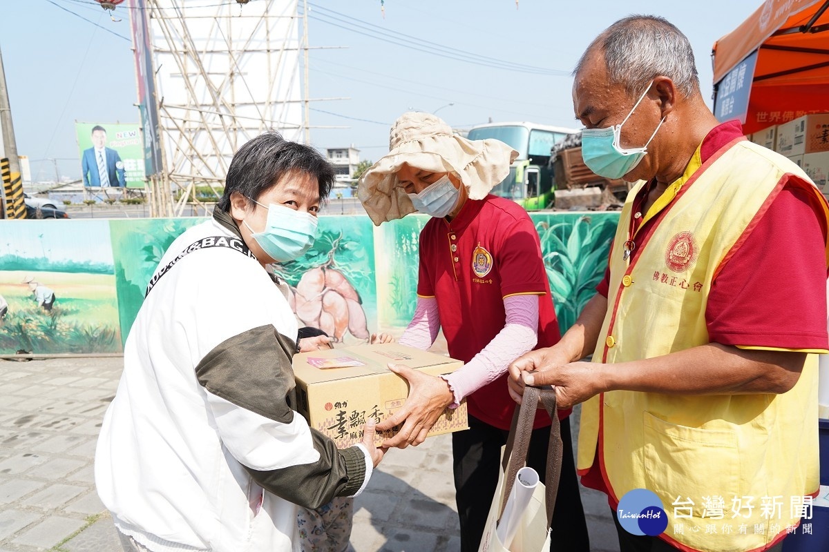 行動佛殿125站屏東里港，該會募集十方愛心，將平安麵、口罩、酒精等民生物資免費提供給弱勢家庭