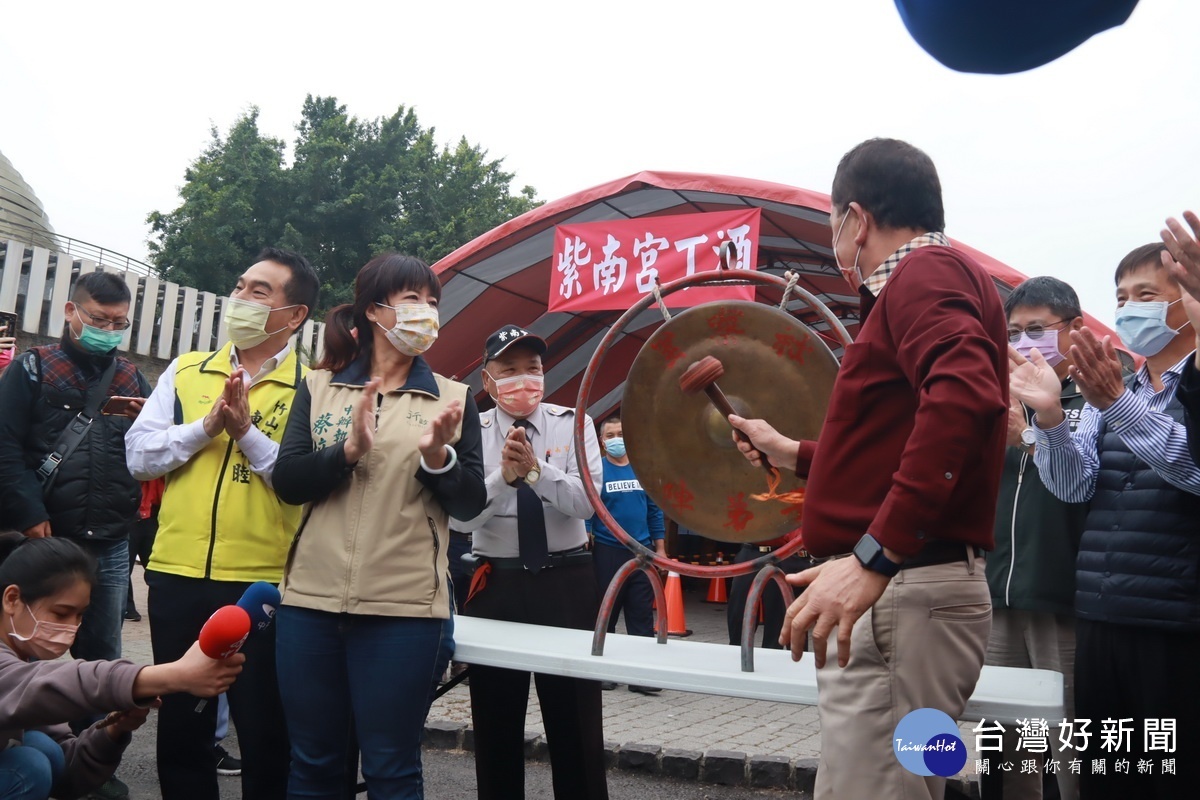 莊秋安主委等敲鑼啟動丁酒吃平安。(記者扶小萍攝)