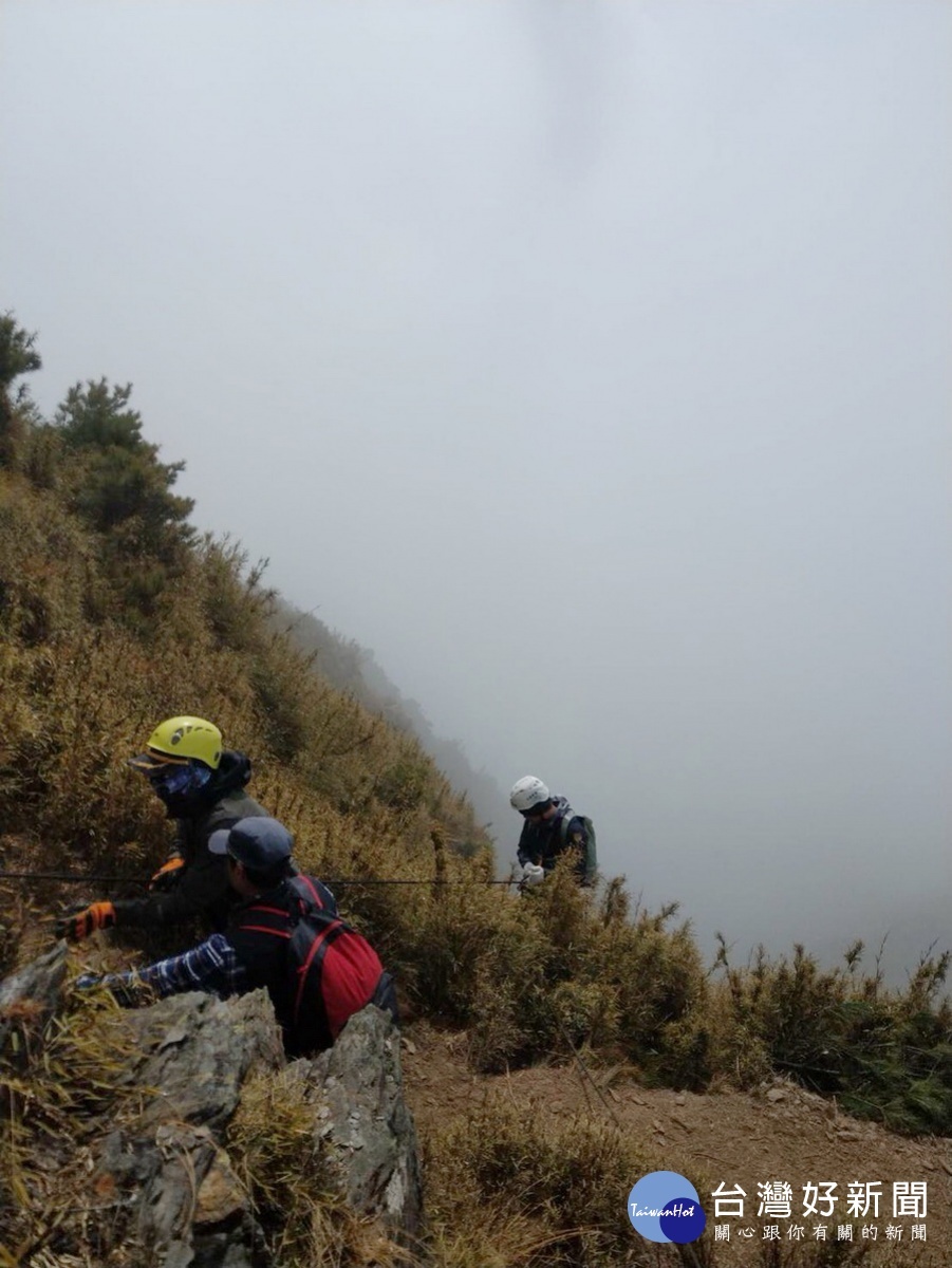 搜救人員於登山杖掉落處正下方垂降，約40公尺處，陸續發現毛帽、揹包以及失聯者大體。