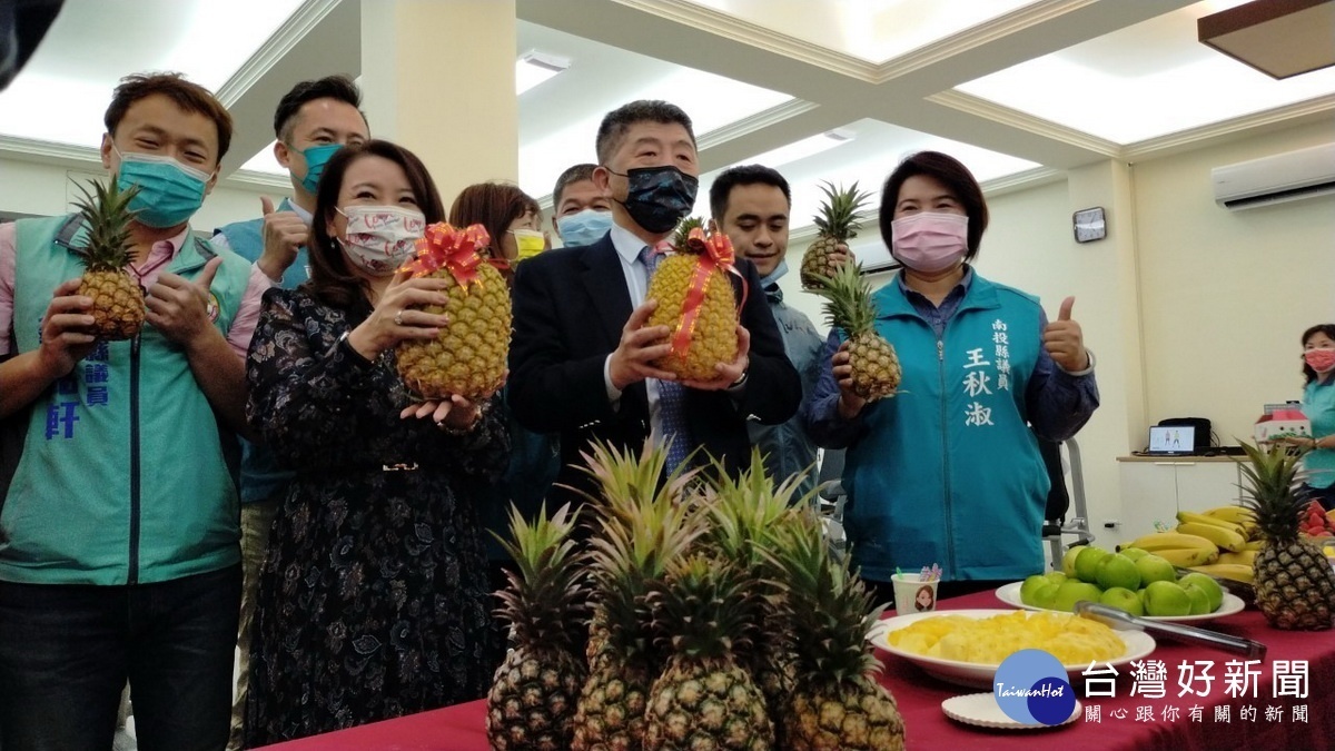 陳部長與羅立委及議員等推薦鳳梨農產。(家照協會提供)