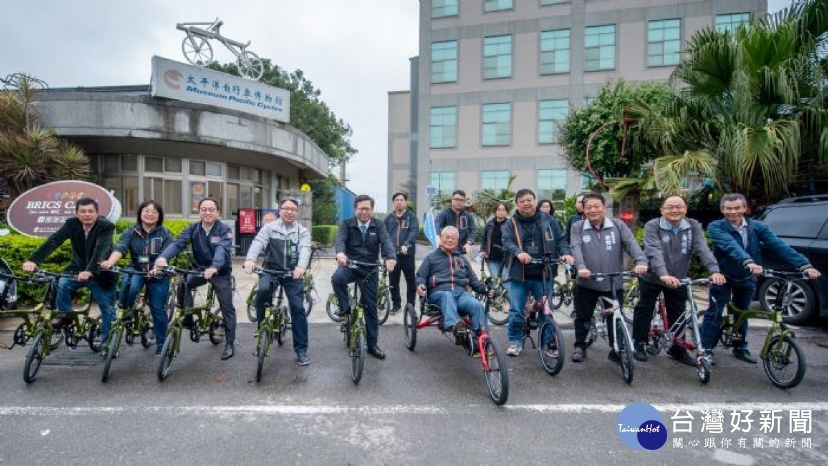 市長與來賓乘自行車於太平洋自行車博物館前合影