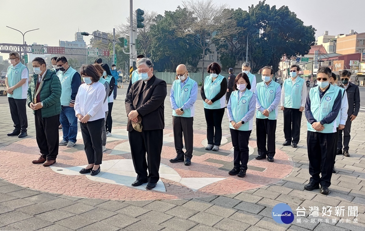 黃敏惠率市府主管，與受難家屬代表高英傑及台灣基督教長老教會嘉義中會黃智鴻牧師，在嘉義二二八紀念碑前默哀／陳致愷攝影