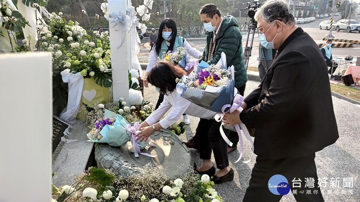 黃敏惠與遺屬代表高英傑及黃智鴻牧師獻花致意／陳致愷攝影