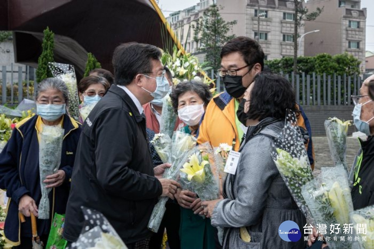 鄭市長代表全體人員獻花圈追思致敬受難者