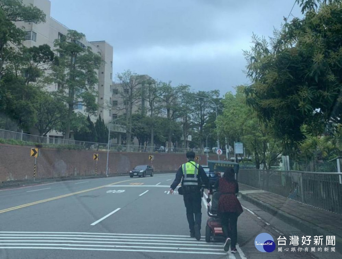登山民眾幫忙警察將代步車推到約定地點