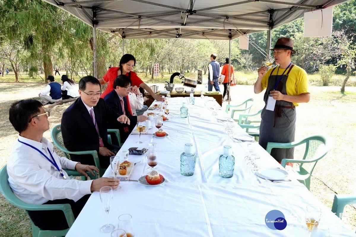 暨大櫻花林綻放花下嚐甜點品咖啡頗悠閒。(國姓農會提供)