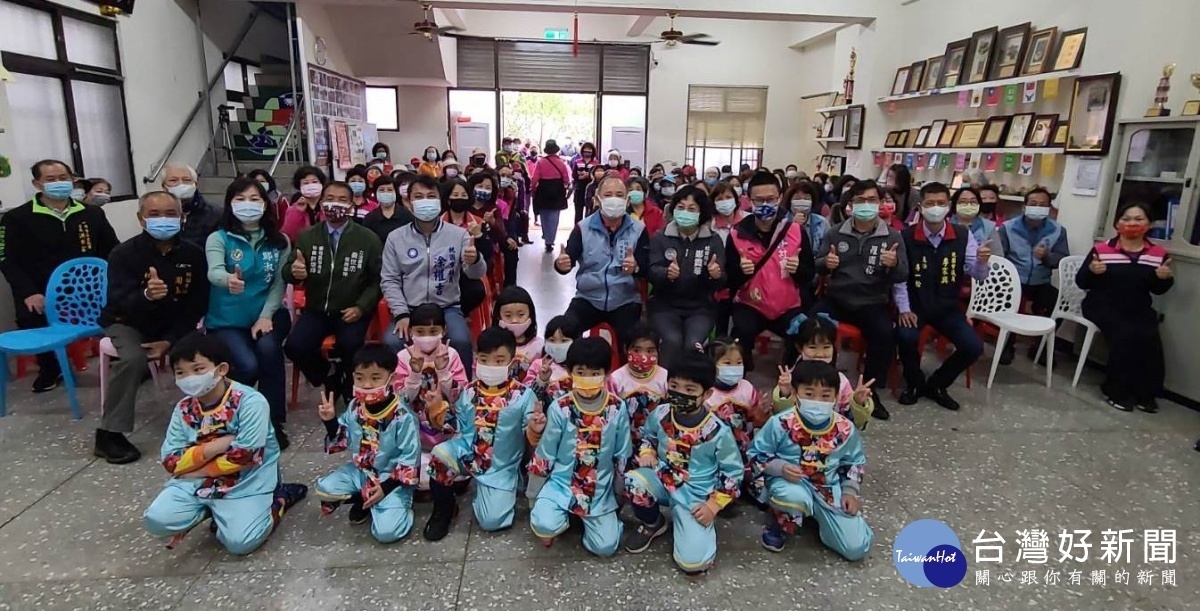 社會局鄭貴華局長與貴賓,出席市民、幼稚園小朋友合影